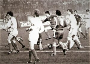 Österreichische Fußball-Bundesliga Historie: Am Samstag, 25. November 1978 lud der Drittplatzierte SK VÖEST Linz den Zweitplatzierten SK RAPID Wien zu seinem Heimspiel. Beide Teams galten als Herausforderer und schärfste Verfolger gegenüber dem FK Austria Wien in der Saison 1978/79. Am Ende der Spielzeit war RAPID Dritter, der SK VÖEST Fünfter. Meister wurde die Wiener Austria mit 14 Punkten !!! Vorsprung (bei 2-Punkte-Regel für den Sieg) gegenüber dem Vize-Meister Wiener Sport-Club. Das Match in Linz an einem nasskalten Novembertag endete so, wie das Wetter war, trostlos und öde 0 : 0. 6.000 Zuschauer besuchten diese Partie im Linzer Stadion auf der Gugl. Im Bild von links: Erich Lisak, Heribert Weber, Kapitän Werner Walzer (alle RAPID), Horst Baumgartner, Petar Nikezic (beide VÖEST), Günther Happich (RAPID); Karl Hodits (VÖEST), sowie Helmut Kirisits (RAPID). Quelle und Foto: oepb