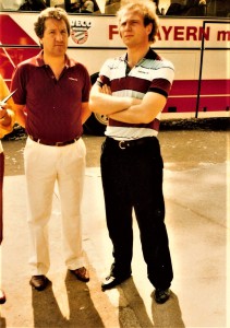 Der noch junge Manager Uli Hoeneß (rechts) neben Adolf Blutsch (damals LASK-Trainer) anlässlich eines Freundschaftsspieles in Linz im Juni 1983. Die Bayern verloren gegen eine FC Oberösterreich-Auswahl – bestehend aus VÖEST-, LASK- und Wels-Spielern – mit 1 : 3. Foto: oepb