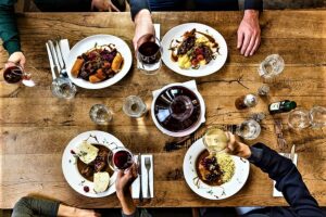 Ein herbstliches Traumpaar bilden ab sofort lokales Wild und heimischer Wein. Foto: ÖWM / Blickwerk Fotografie