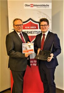 “Ein neuartiger KEINE SORGEN-Versicherungsschutz für KMU geht über die reine Absicherung finanzieller Schäden hinaus.”, so Dr. Josef Stockinger (links im Bild) Generaldirektor Oberösterreichische Versicherung AG. Neben ihm Akad. Vers.Kfm. Gregor Stiebellehner, Produktverantwortlicher IT-Sicherheitspaket. Foto: OÖ-Versicherung AG