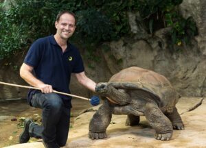 Riesenschildkröte Schurli mit Zoo Wien-Kurator Anton Weissenbacher. Foto: Daniel Zupanc