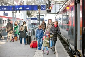 Die ÖBB bringen für die Feiertage über 30.000 zusätzliche Plätze auf Schiene. Die Reservierung garantiert den Sitzplatz. Foto: © ÖBB / Eisenberger