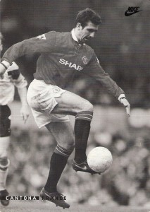 Autogrammkarte Eric Cantona im Dress von Manchester United. Sammlung: oepb