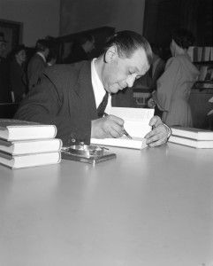 Friedrich Torberg im Jahre 1951 nach seiner Rückkehr aus dem amerikanischen Exil in sein geliebtes Wien im Rahmen einer Lese- und Signierstunde. Foto: Wikipedia / ORF 