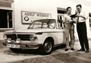Norbert Hof, der prominente Neuzugang aus Wien, erhielt in der Freien und Hansestadt Hamburg auch prompt einen Wagen ausgehändigt. Man beachte bitte das Kennzeichen mit den Initialen N.H. Foto: privat