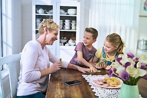 Die Schwerhörigkeit ist heute besser behandelbar denn je zuvor. Eine frühe Therapie ist jedoch entscheidend für den Behandlungserfolg. Damit Sie auch morgen noch das Kinder-Lachen Ihrer Enkerl hören. Foto: © Cochlear Ltd. 