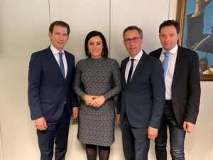 “Das Agrarkapitel ist in bauernbundgrün gehalten!”, freut sich Bauernbund-Präsident Georg Strasser. Im Bild von links: Bundeskanzler Sebastian Kurz, Landwirtschaftsministerin Elisabeth Köstinger, Bauernbund-Präsident Georg Strasser, sowie Bauernbund-Direktor Norbert Totschnig. Foto: © Bauernbund