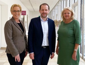 „MINT im Fluss“ gibt Impulse zur Sicherung des Nachwuchses in technischen und naturwissenschaftlichen Berufen. Fünf Donaustädte geben den Startschuss für ein überregionales EU-Projekt. Linz, Passau, Regensburg, Straubing und Deggendorf machen sich mit innovativen Ideen für mehr Nachwuchs in den Bereichen Technik und Naturwissenschaften fit für die Arbeitswelt von morgen. Zu diesem Thema referierten heute in Linz Wirtschaftsreferent Vizebürgermeister Mag. Bernhard Baier, flankiert von Mag.a Anke Merkl, MBA (links), sowie Mag.a Gerlinde Pöchhacker-Tröscher für das Projekt „MINT im Fluss“. Foto: privat