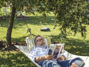 Das Leben im eigenen Garten genießen und die Arbeit getrost einem GARDENA SILENO Mähroboter überlassen. Foto: © GARDENA
