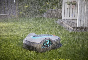 Bei jedem Wetter im Einsatz: Die SILENO Modelle von GARDENA liefern auch bei Regen ein präzises Schnittbild. Foto: © GARDENA