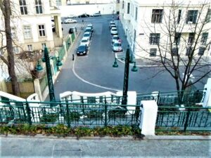 Die Strudlhofstiege von oben aus betrachtet, den einstmals starken Abhang zur Liechtensteinstraße hin in Form einer Stiegenanlage bewältigt. Foto: © oepb