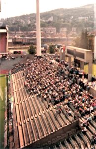  Der Block West im Ing. Gerhard Hanappi-Stadion am 5. August 1989 von der Nordtribüne aus betrachtet. Die ULTRAS RAPID stehen in ihrem ersten Bestandsjahr und RAPID trennt sich vom First Vienna FC mit einem 4 : 4. Foto: © oepb