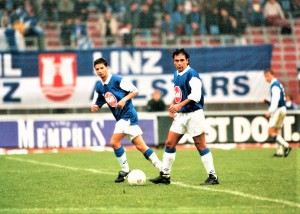 Zwar nicht unbedingt ein Winter-Neuzugang - Hugo Sanchez (Bildmitte beim Anstoß) heuerte im September 1995 in der 2. Division beim seinerzeitigen FC Linz (vormals SK VÖEST Linz) an, aber der Glanz des damals 37-jährigen mexikanischen Fußball-Weltstars war noch lange nicht verblasst, seine Salti im Anschluss an ein von ihm erzieltes Tor sehenswert und in seinem Sog konnten sich junge Spieler, wie beispielsweise Ronald Brunmayr (links) etablieren. So rasant, wie er in Linz auftauchte, so rasch war er allerdings auch wieder weg – sein Gastspiel dauerte lediglich bis Mai 1996 – nichtsdestotrotz stieg der FC Linz als souveräner Meister mit 68 Punkten ins Oberhaus auf, um in die letzte Saison seines Bestehens zu gehen. Quelle und Foto: © oepb