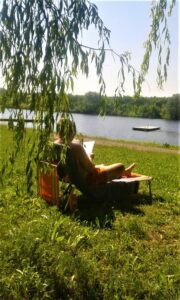 “Ihr bester Freund – ein gutes Buch!”, oder aber: “Bücher sind Freunde, Buchhändler auch!”, so einstige Werbeslogans zum Thema Lesen in Österreich. Heute kann man sich ganze Bibliotheken nach Hause holen und im Internet 24 Stunden stöbern und schmökern. Lesen bildet, lenkt ab, kurbelt die Phantasie an und lädt zum freien Lauf der Gedanken und zum Träumen ein. Gibt es etwas dauerhaft Schöneres? Foto: © oepb