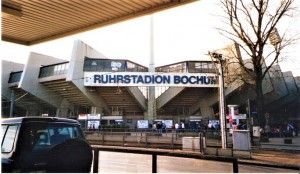 Der VfL Bochum gilt seit jeher auch ein bisserl als “Graue Maus “im Deutschen Profifußball. Dennoch verfügt der Verein heute über mehr Mitglieder als er aktuell an Zuschauerzahlen aufweisen kann. Foto: © oepb