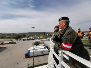  Militärkommandant Brigadier Dieter Muhr gemeinsam mit Soldaten am Tower des Flughafens Linz/Hörsching. Foto: BMLV/Christian ÜBEREGGER