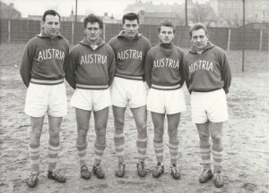 Im Frühjahr 1959 bot die Wiener Austria folgende Stürmer (von links) auf: Hans Menasse, Johann Riegler, Horst Nemec https://www.oepb.at/allerlei/flugzeugtraeger-horst-nemec-zum-80-geburtstag.html, Peter Hrncir, Dr. Walter Schleger https://www.oepb.at/allerlei/prof-walter-schleger-war-der-doktor-fussball.html. Foto: Menasse