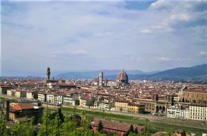 Blick auf den Dom von Florenz. Links davon der Kampanile von Giotto und dem Baptisterium San Giovanni. Ganz links im Bild: Der Turm des Palazzo Vecchio vom Piazza della Signora. Foto: oepb