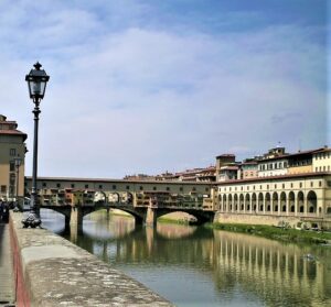  Die älteste und berühmteste Brücke von Florenz, die Ponte Vecchio, überquerte bereits zur Römerzeit den Fluss Arno. Mehrmals vom Hochwasser zerstört, jedoch immer wieder aufgebaut, ist sie eine der Wahrzeichen der Stadt. Seit dem 16. Jahrhundert sind hier ansässige Goldschmiede tätig, die auf der Brücke ihre kleinen Verkaufsläden betreiben. Foto: © oepb