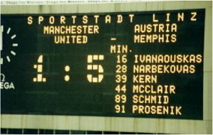 Der Jubilar ließ sich zum 80. Geburtstag nicht lange bitten. Mit 5 : 1 kanonierte der FAK die United aus dem Linzer Gugl-Oval. Foto: © Fritz Duras