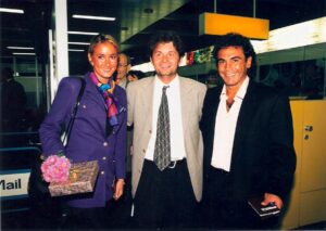 Für den damals 33-jährigen Jürgen Werner (Bildmitte) als junger Manager der größte Coup. Der mexikanische Weltstar Hugo Sanchez (mit Gattin Isabel) kommt im September 1995 nach Oberösterreich und gibt beim FC Linz ein achtmonatiges Gastspiel. Foto: © oepb