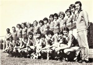 Dieses Team des FK Austria Wien bereitete vor 40 Jahren seinem treuen Anhang große Freude. Unter Trainer Erich Hof https://www.oepb.at/allerlei/primgeiger-erich-hof.html (stehend ganz rechts) wurde zum Ende der Saison 1979/80 neben der gewonnenen Meisterschaft auch der Cup geholt. Foto: © oepb 