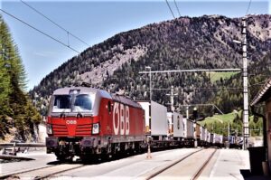 Die ÖBB Rail Cargo Group hält den Warenstrom auf der Schiene aufrecht und kann dabei sogar die Kapazität erhöhen. Der Güterverkehr auf der Schiene von und nach Italien ist trotz der Einschränkungen im Personenverkehr somit weiterhin in Betrieb. Foto: © ÖBB Rail Cargo Group / Marek Knopp