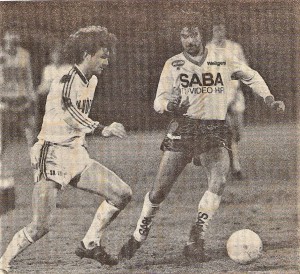 Ab der Saison 1985/86 gab es im heimischen Bundesliga-Fußball bereits einmal ein ähnliches Projekt mit aufgeteilter Liga. Im Herbst 1985 wurden in den beiden 12er Ligen je 22 Runden gespielt, wobei die ersten 8 der 1. Liga im sogenannten Meister-Play-Off im Frühjahr in 14 Begegnungen den Champion ausspielten. Im Mittleren-Play-Off traten die letzten 4 der 1. Liga gegen die ersten 4 der 2. Liga an, wobei wiederum die ersten 4 dann im darauf folgenden Herbst im Oberhaus antreten konnten. Und im Unteren-Play-Off mit 8 Vereinen ging es lediglich darum, die Klasse zur 2. Bundesliga zu halten, wobei die letzten 3 Vereine abgestiegen sind. Mit dem Wiener Sport-Club www.oepb.at/allerlei/wien-seinerzeit-am-sportclubplatz.html der sich im Winter 1985/86 die Dienste von Hans Krankl sicherte, dem SK VÖEST Linz www.oepb.at/allerlei/70-jahre-sportklub-voeest.html der lediglich aufgrund der schlechteren Tor-Differenz im Mittleren Play-Off gelandet war, sowie dem First Vienna FC www.oepb.at/allerlei/der-first-vienna-fc-ist-120-sommer-jung.html tummelten sich in der mittleren Gruppe damals Mannschaften, die sportlich zwar die besten Jahre bereits hinter sich hatten, dennoch über einen treuen Fan-Stamm verfügten und aufgrund der Spielpaarungen interessante Vergleiche mit vielen Zuschauern heraufbeschworen. Als dann noch im Februar 1986 bekannt wurde, dass der argentinische Fußball-Weltmeister und Torschützenkönig der WM 1978 in Argentinien, Mario Kempes auf die Hohe Warte zur Vienna geholt wird, war das Mittlere-Play-Off sportlich bei weitem interessanter, als die Meistergruppe. Bloß das Debüt ließ auf sich warten. Ursprünglich war sein erstes Spiel im Vienna-Dress für den 1. März 1986 gegen den SK VÖEST anberaumt. Ein strenger Winter mit üppigen Schneemassen auf den Fußballplätzen machte den Bundesliga-Termin-Planern damals allerdings einen gewaltigen Strich durch die Rechnung. Auch eine Woche später, am 9. März, konnte die Vienna noch nicht spielen. Es dauerte bis zum Dienstag, 18. März 1986, ehe Mario Kempes (im Bild rechts) endlich sein Heimdebüt für die Vienna auf der Hohen Warte geben konnte. Knapp 5.000 Zuschauer waren zum „Kempes schauen“ gekommen. Nun, der Argentinier tat sich auf dem tiefen und winterlichen Terrain sehr schwer, ihm stand allerdings auch eine von Trainer Ferdinand Milanovich www.oepb.at/allerlei/ferdinand-milanovich-vom-kaiserwasser-ueber-den-meidlinger-markt-nach-st-peter-zizlau.html tadellos eingestellte SK VÖEST-Mannschaft, in der Jürgen Werner (links im Bild) perfekt Regie führte, gegenüber, die sich vom großen Namen absolut nicht blenden ließ. Den Linzern wurde sogar beim Stand von 1 : 1 in klares Tor von Georg Zellhofer aberkannt. So endete die Begegnung Unentschieden – Peter Webora für die Vienna, Georg Zellhofer für VÖEST – und für Kempes war klar, dass das Engagement für ihn auf der Hohen Warte kein Selbstläufer wird. Interessant war dann der erste Vergleich mit Hans Krankl. Am 4. April 1986 gastierte der WSC bei der Vienna. 11.000 Zuschauer wurden offiziell genannt, die Dunkelziffer an jenem Freitag Abend war jedoch bei weitem höher. Die Vienna siegte dank eines Thomas Niederstrasser Tores mit 1 : 0. Beim Rückspiel nahm der Sport-Club dann allerdings grimmige Revanche und zerlegt die Vienna mit 6 : 1 in sämtliche Einzelteile. Und auch der SK VÖEST knallte die Vienna beim Rückspiel mit 5 : 0 aus dem Linzer Stadion. Am Ende dieses Mittleren Play-Off Bewerbes stiegen allerdings die Vienna als Erster und der Wiener Sport-Club als Dritter aus der 2. Liga kommend wieder ins Oberhaus auf. Der SK VÖEST wurde im Frühjahr 1986 Zweiter und blieb somit der 1. Division erhalten. Im Meister-Play-Off sicherte Herbert „Schneckerl“ Prohaska www.oepb.at/fussball/fak-das-war-und-ist-der-klub-meines-herzens.html am 30. Mai 1986 mit seinem Goldtor zum 1 : 0 beim LASK dem FK Austria Wien die dritte gewonnene Meisterschaft in Serie. Quelle und Foto: © oepb