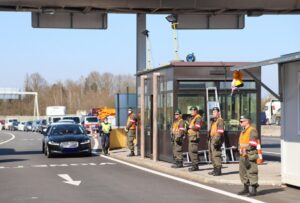 Soldaten unterstützen die Polizei. Foto: Vzlt Mickla           