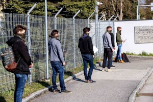Das Halstuch des Österreichischen Bundesheeres bereits ausgefasst warten die jungen Rekruten geduldig auf ihre Musterung beim Einrückungstermin 1. April 2020. Foto: © BMLV / Gebauer