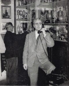 Norbert Lopper (am Telefon) und Josef Wetzl im FAK-Klubheim, dem Café Savoy um 1960. Lopper managte die Wiener Austria von 12 Quadratmetern aus. Foto: Archiv Lopper / oepb