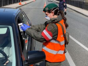 Soldatin misst die Körpertemperatur. Foto: Vzlt Meindl