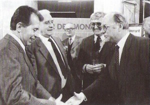 Wiens Sportstadtrat Kurt Mrkvicka (rechts) begrüßt aus Anlass “80 Jahre ÖFB” im Jahre 1984 den ÖFB-Teamchef Erich Hof (links). Norbert Lopper (links) und Georg Schmidt im Hintergrund. Foto: Archiv Lopper / oepb