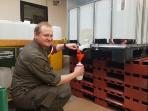 Oberstleutnant Ing. Wolfgang Lachner füllt Handdesinfektionsmittel ab. Foto: Obstlt Oberreiter           