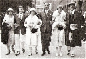Im Bild von links: Anny und Karl Farkas, Franzi Ressel, Otto Hein, sowie Helene und Fritz Löhner beim Promenieren in Marienbad um 1925. Bildquelle: Kein Land des Lächelns / Scan oepb