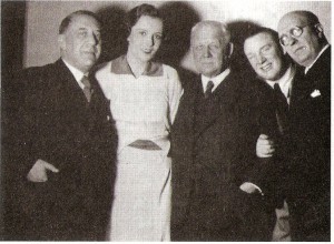 Das Team der “Giuditta” (von links): Paul Knepler, Jamila Novotna, Franz Lehár, Richard Tauber und Fritz Löhner-Beda. Bildquelle: Kein Land des Lächelns / Scan oepb
