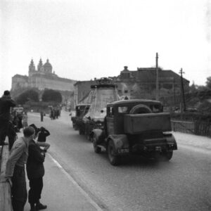 Auf der Wiener Straße nähert sich der Fest-Zug dem Stift Melk in Niederösterreich. Foto: ÖNB