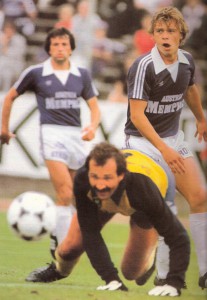 Harry Fürst (rechts) serviert den Ball auf Gerhard Steinkogler (nicht im Bild), der zum 1 : 0 eindrückt. Torhüter Fuad Djulic ist geschlagen. Im Hintergrund Tschavdar Zvetkov. Aus FK Austria Wien gg. FC Wacker Innsbruck, 3 : 0 (2 : 0) vom 29. August 1981. Foto: © oepb