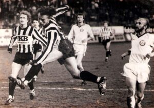 Dieser Harry Fürst-Kopfball brachte nichts ein, der LASK landete auf der Verliererstraße. Von links: Edmund Kaczor, Johann Gröss, Harry Fürst (alle LASK), Karl Hodits und Siegfried Bauer (beide SK VÖEST). Im Hintergrund Gerald Piesinger (LASK). Aus SK VÖEST Linz gg. LASK, 2 : 0 (2 : 0) vom 8. April 1983. Foto: © oepb