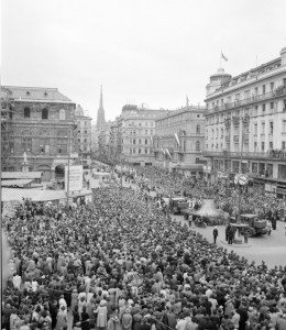 Nachdem unzählige Menschen entlang der gesamten Strecke Spalier gestanden sind, ist natürlich auch in Wien die Freude riesengroß. Der Fest-Zug biegt auf Höhe der Staatsoper in die Kärntnerstraße ein. Im Hintergrund erkennt man bereits den Stephansdom. Foto: ÖNB