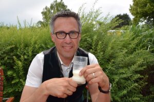 Zum Weltmilchtag am 1. Juni 2020 weist Bauernbund-Präsident Georg Strasser darauf hin, dass Österreich weltweit das einzige Land mit garantiert gentechnikfreier Milchproduktion ist. Foto: © Bauernbund