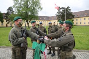 Das Treuegelöbnis auf die Fahne leisteten stellvertretend die Rekruten Manuel B. aus Oberneukirchen, Patrick H. aus Hartkirchen, Mirko M. aus Traun und Lorenz V. aus Steyr. Foto: BMLV / Michaela SCHÄFL
