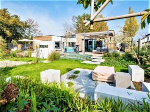 Ein flexibler Grundriss und ökologische Baustoffe machen das wohngesunde Leben im Bungalow des Premium-Hausherstellers GRIFFNER einzigartig. Foto: © GRIFFNER
