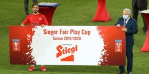 Der FC Red Bull Salzburg gewinnt den UNIQA ÖFB Cup 2019/20. Im Bild von links: Salzburg-Kapitän Andreas Ulmer, sowie der ÖFB-Präsident Leo Windtner. Foto: GEPA