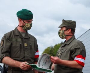 Hauptmann Lukas K. (links im Bild) wird von seinem Vorgänger Major Markus B. eingewiesen. Foto: BMLV / Anton MICKLA