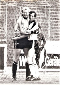 Aus der Bundesliga-Geschichte: Saison-Ausklang am Samstag, 20. Juni 1981. In Maria Enzersdorf traf der Fusionsklub Admira/Wacker in seinem 10. Bestandsjahr auf den SK VÖEST Linz. Die Südstädter spekulierten – einen vollen Erfolg über die Linzer Werkssportler vorausgesetzt – noch mit einem UEFA-Cup-Rang. Man war dabei allerdings auf Schützenhilfe angewiesen und zwar aus der Steiermark. Da der SK Sturm Graz das letzte Spiel 1980/81 zu Hause gegen den SK RAPID Wien mit 1 : 4 verlor, nützte der 2 : 1-Erfolg der Südstädter über die Linzer auch nichts mehr. Im Bild zwei alte Bundesliga-Hasen beim freundschaftlichen Kehraus: Links VÖEST-Torhüter Erwin Fuchsbichler https://www.oepb.at/allerlei/gerald-erwin-fuchsbichler-die-torhueter-brueder.html, 4-facher Internationaler und zwischen 1970 und 1989 349 Bundesliga-Spiele im Oberhaus, sowie der zweifache Torschütze an jenem Nachmittag, Johannes Demantke, detto 4-facher Internationaler und zwischen 1967 und 1983 410 Bundesliga-Spiele absolvierend. Aus Admira/Wacker (4. Platz 1980/81) gg. SK VÖEST Linz (6. Platz 1980/81), 2 : 1 (Pausenstand 1 : 1) im Bundesstadion Südstadt vom 20. Juni 1981 vor 2.500 Besuchern. Quelle und Foto: © oepb