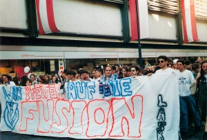 Vor 25 Jahren demonstrierten 1.000 Linzer Fußballfans auf der Landstraße gegen eine Fusion im Linzer Spitzen-Fußball. Foto: © oepb