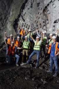 Der Durchbruch beim 33 Kilometer langen Eisenbahntunnel ist geglückt. Ein herzhaftes “Glück auf!” den zahlreichen Mineuren und Bergleuten. Foto: © ÖBB / Wolfgang Lehrner