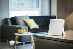 Über die Smart-Home-Zentrale TaHoma kann der Sonnenschutz mit rund 200 anderen Geräten sowie Sprachassistenten von Amazon und Google oder Fenstern von VELUX vernetzt werden. Foto: © Somfy