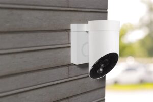 Die Außenkamera von Somfy ist mit einer 110 Dezibel lautstarken Sirene ausgestattet und kann auch mit einer Lichtquelle verknüpft werden. Foto: © Somfy